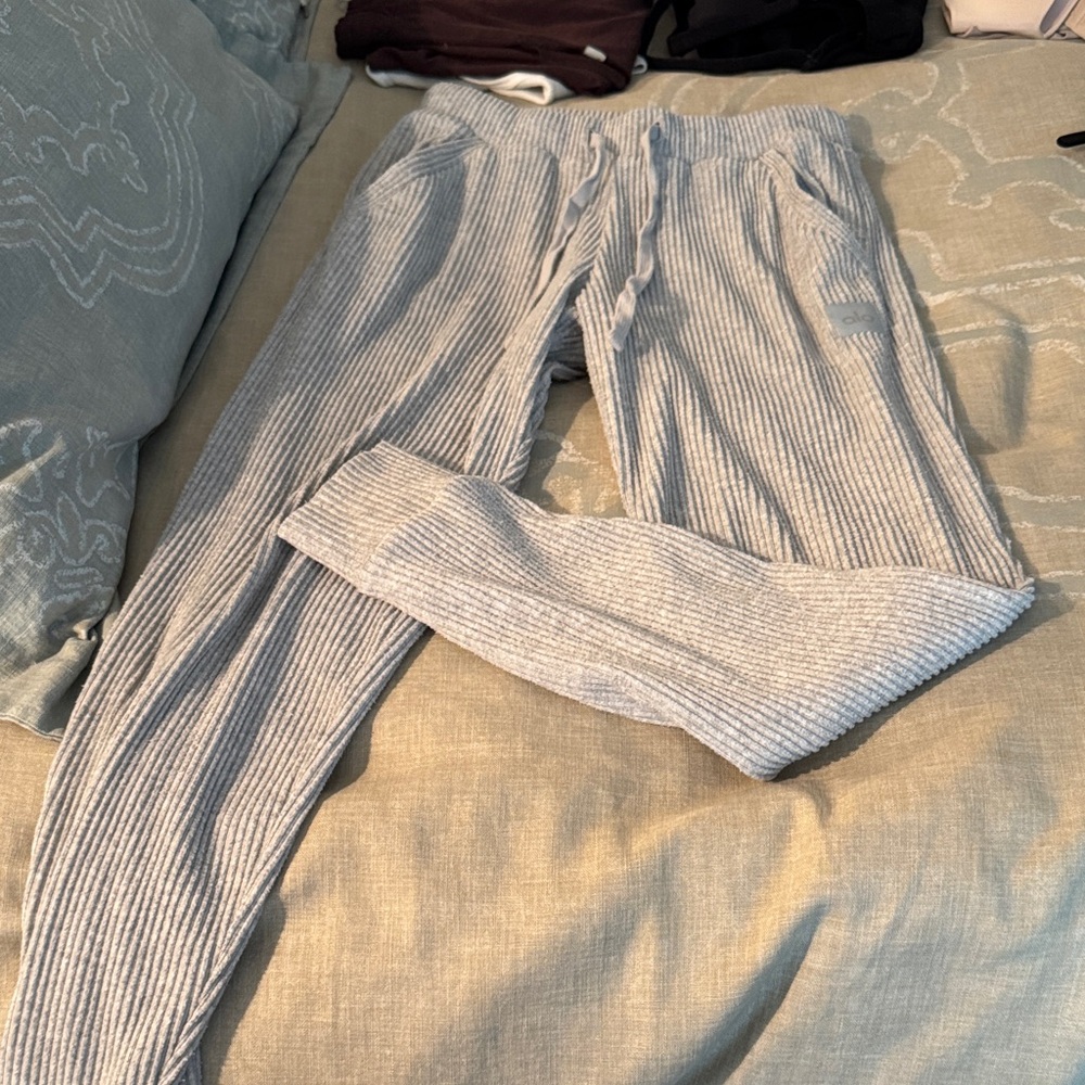 ALO Yoga Light Gray Ribbed Lounge Pants